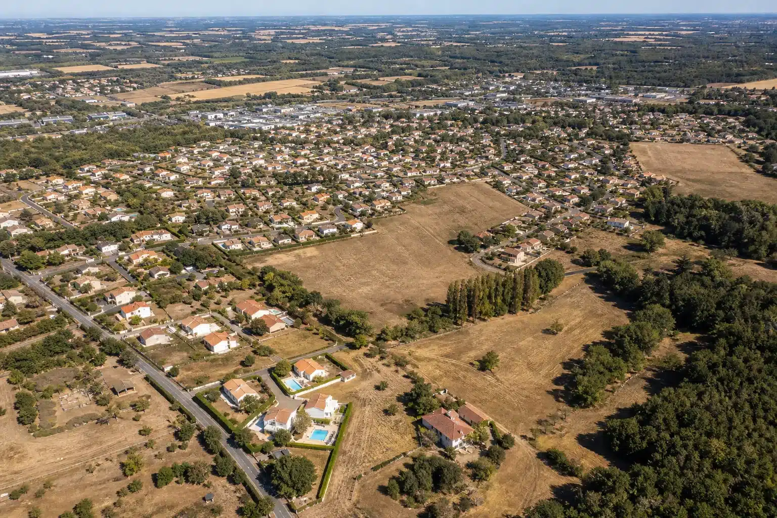 Commune française en fin d'été sec, territoire exposé au retrait-gonflement des argiles