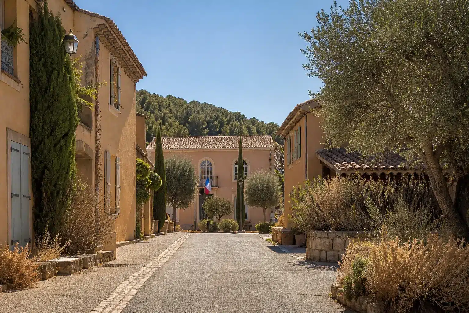Rue de village dans l'Hérault après une sécheresse, mairie au fond