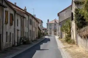 Rue de village en Meurthe-et-Moselle après une sécheresse, mairie au fond