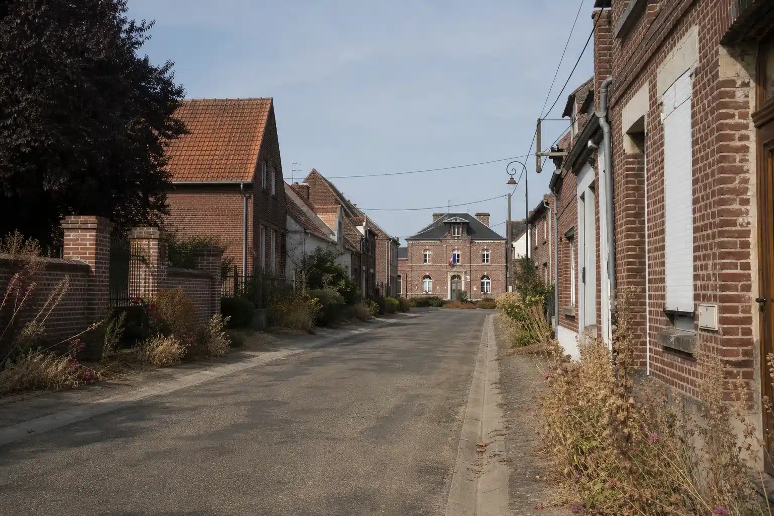 Rue de village dans l'Oise après une sécheresse, mairie au fond
