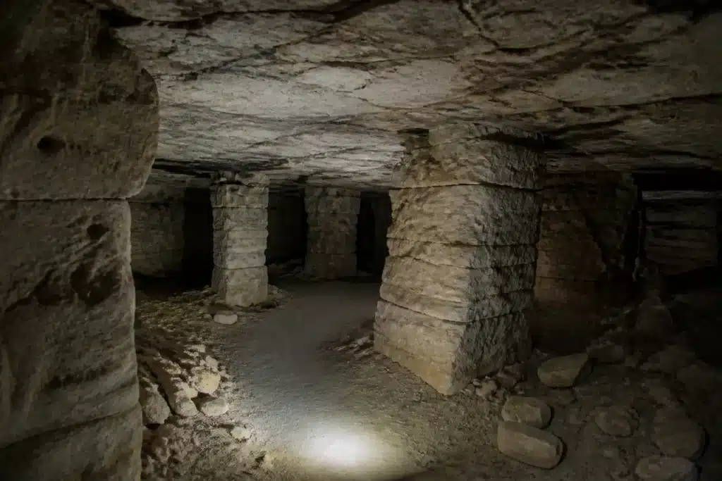Ancienne carrière souterraine de calcaire, cause concurrente des fissures