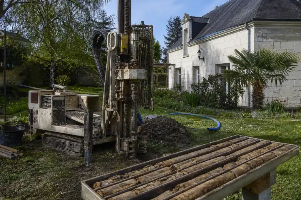 Sondage géotechnique dans le jardin d'une maison, carottes d'argile