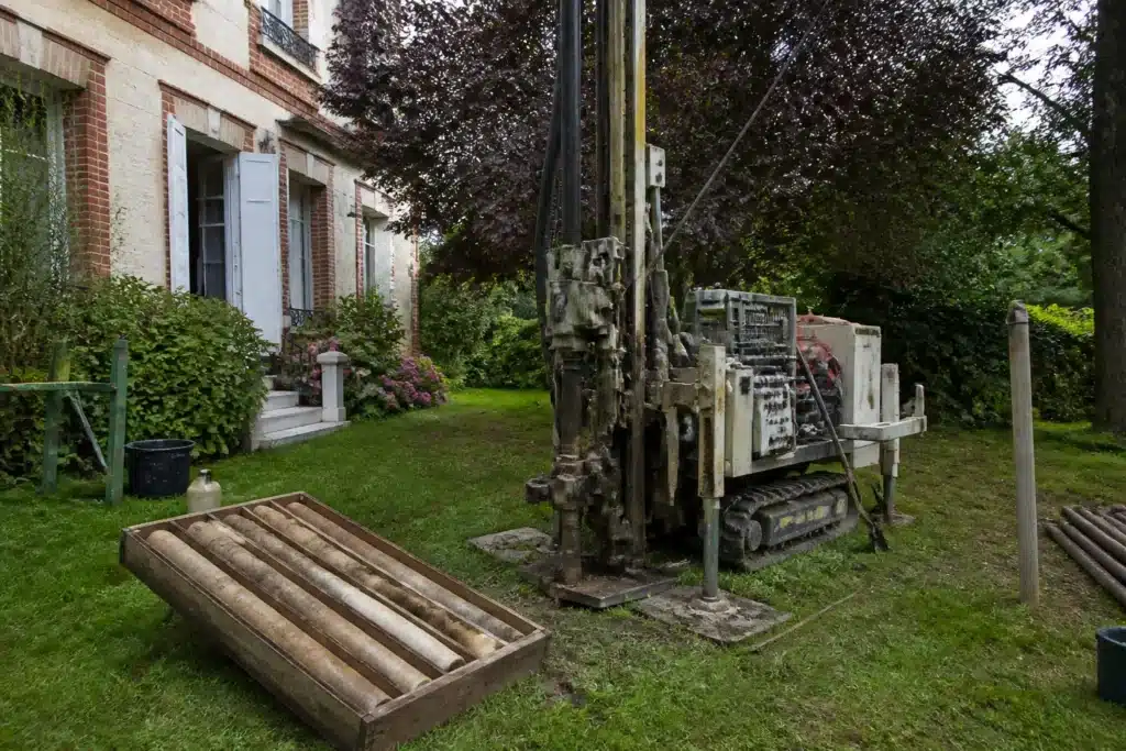 Sondage géotechnique dans le jardin d'une maison, carottes d'argile