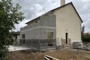 Chantier d'extension en parpaings accolée à une maison existante, travaux de rénovation soumis à l'assurance dommages-ouvrage
