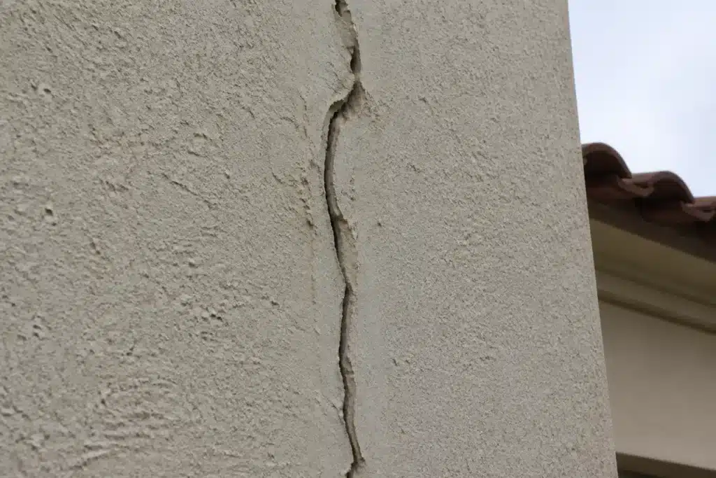 Fissure rebouchée qui s'est rouverte sur une façade enduite