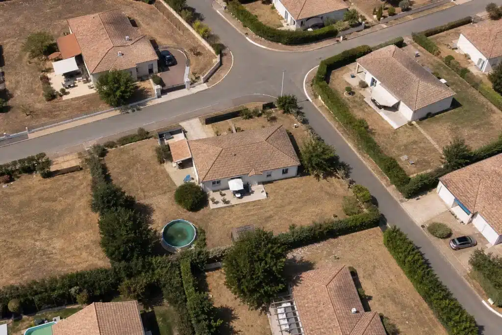 Vue aérienne d'un lotissement aux pelouses jaunies par la sécheresse