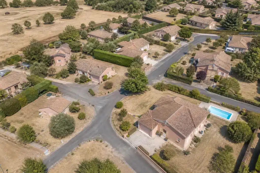 Vue aérienne d'un lotissement aux pelouses jaunies par la sécheresse