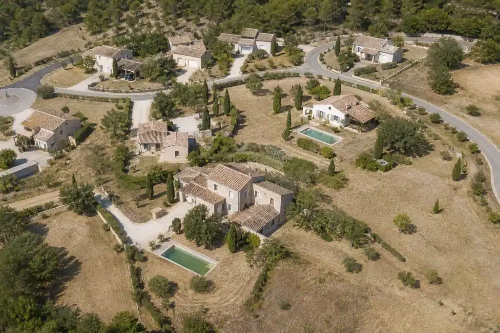 Vue aérienne d'un lotissement aux pelouses jaunies par la sécheresse