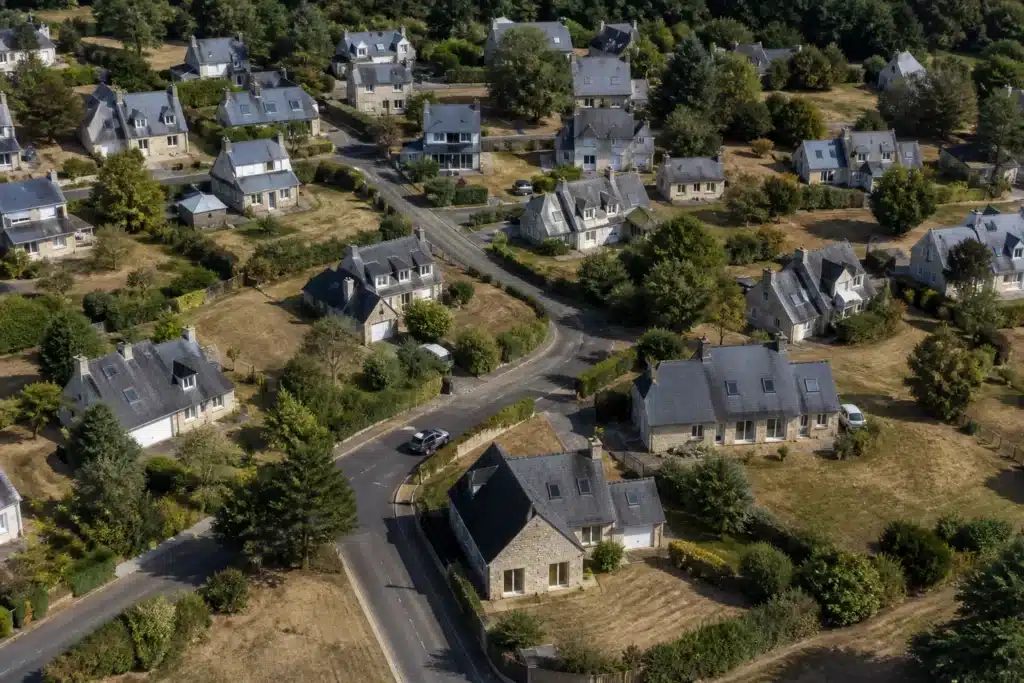 Vue aérienne d'un lotissement aux pelouses jaunies par la sécheresse