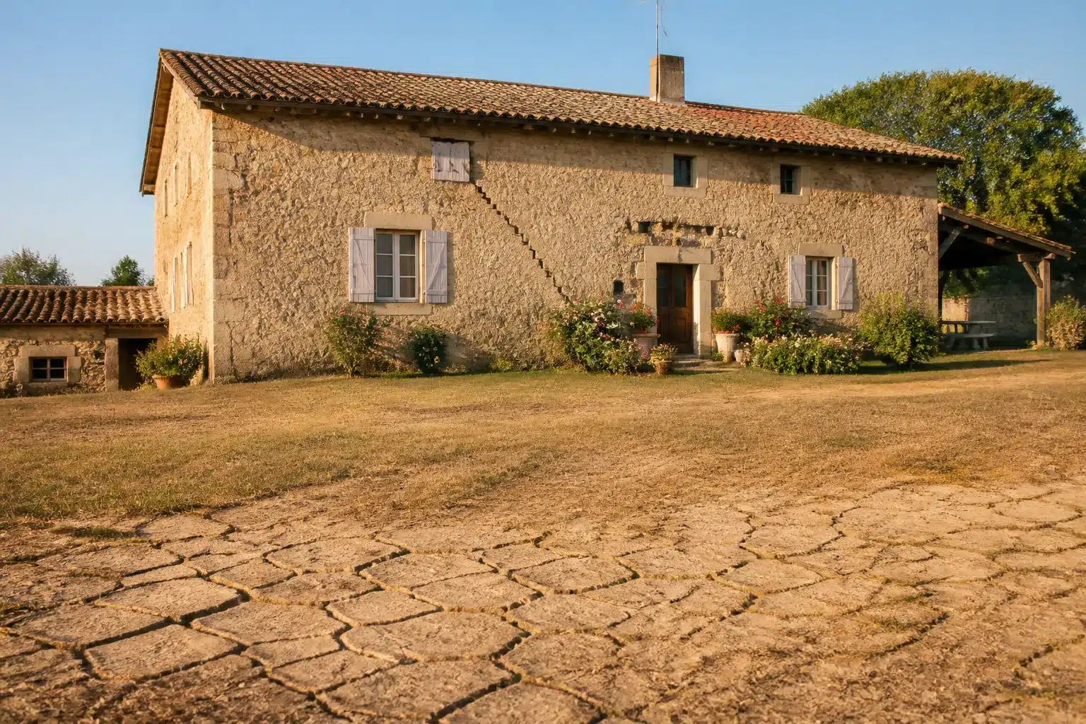 Maison fissurée par la sécheresse dans le Gers, sol argileux craquelé