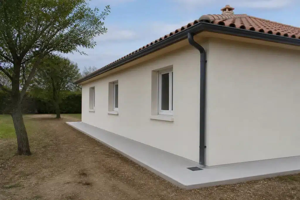Trottoir périphérique étanche et gestion des eaux pluviales autour d'une maison