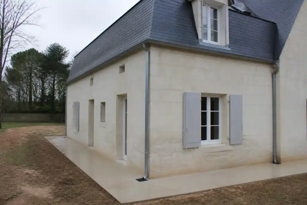 Trottoir périphérique étanche et gestion des eaux pluviales autour d'une maison