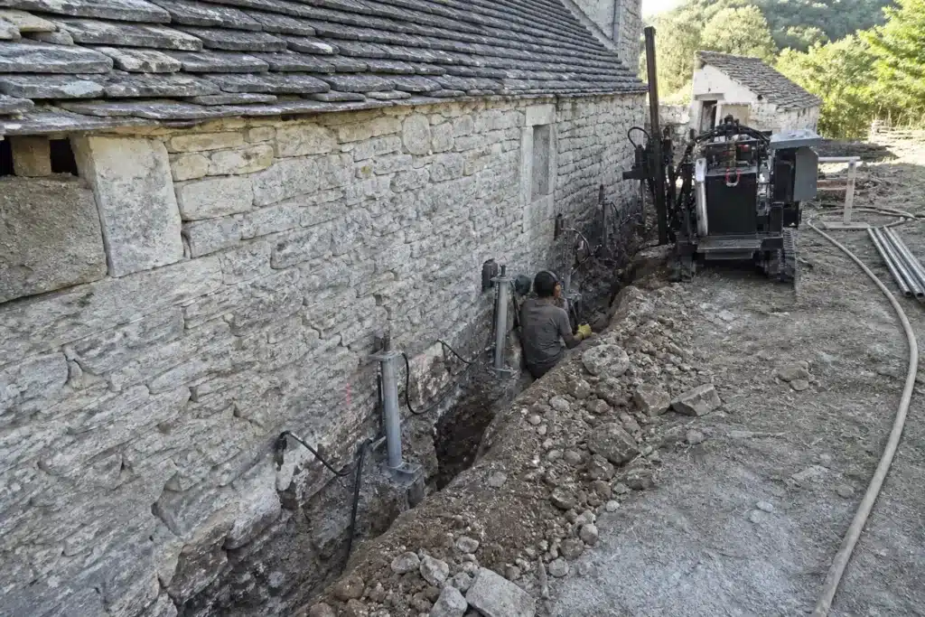 Reprise en sous-œuvre par micropieux au pied d'une maison fissurée