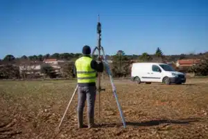 Sondage géotechnique au pénétromètre sur un terrain à bâtir en zone argileuse